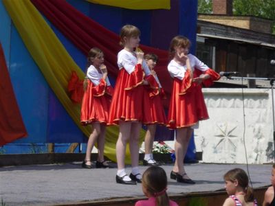 Выступает танцевальный коллектив